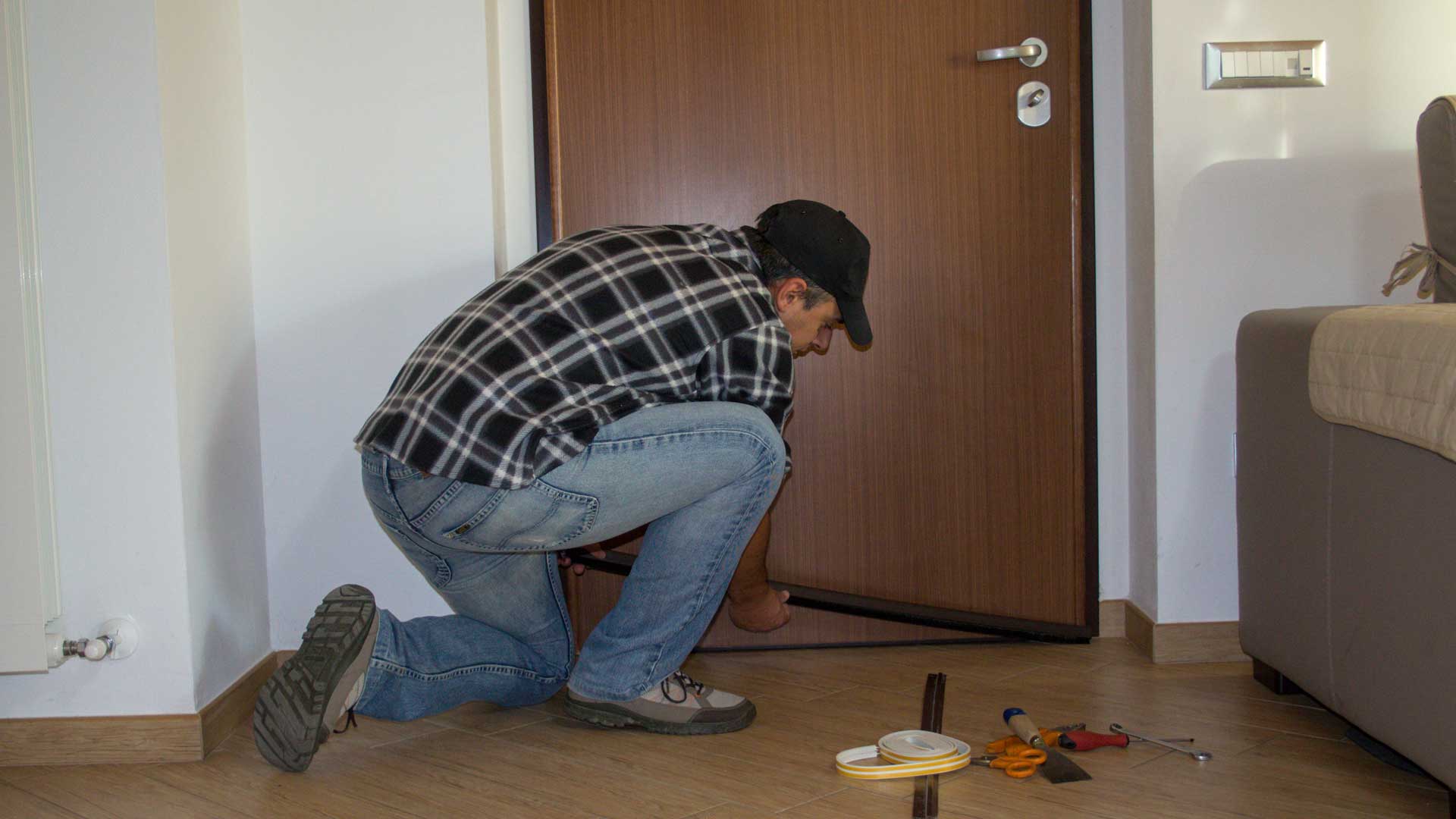 man Block the Gap under your Doors.